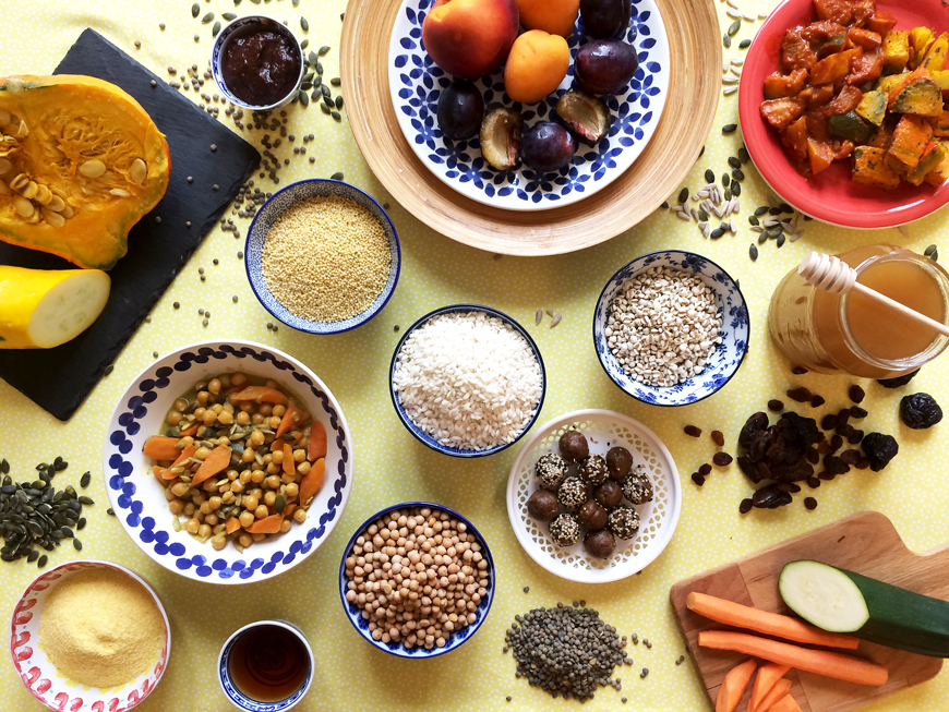 Potraviny léta, mungo, rýže, bulgur, kokos, kustovnice, zelený čaj, zelenina Potraviny pro posílení energie země, dýně, cuketa, cizrna, jáhly, slzovka, polenta, kulatozrnná rýže, datle, sušené švestky a meruňky, rozinky, švestky, všechno, co nám darovalo léto.