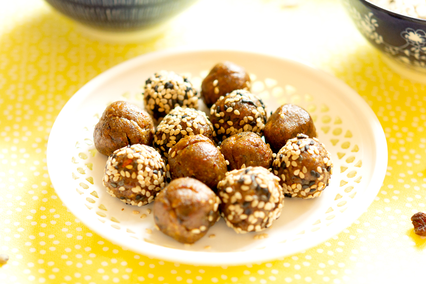 Kuličky z rozmixovaných sušených datlí, rozinek, meruněk (a jiného ovoce dle chut) společně s ořechy a semínky zaženou chuť na sladké. Kuličky z rozmixovaných sušených datlí, rozinek, meruněk (a jiného ovoce dle chut) společně s ořechy a semínky