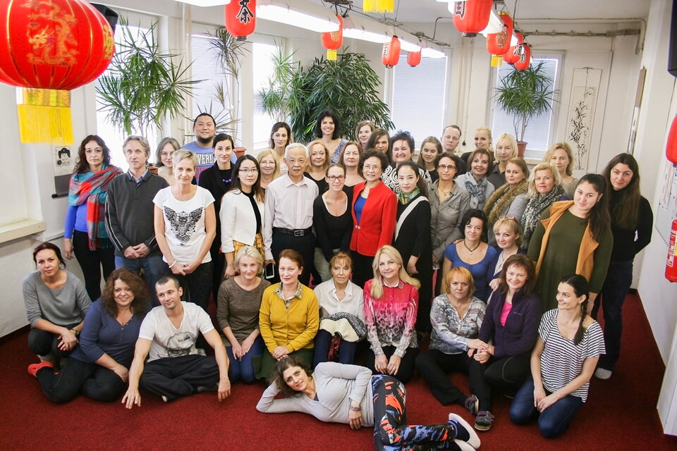 Profesorka Zhang Xiuqin se studenty semináře Guasha v roce 2014 Profesorka Zhang Xiuqin se studenty semináře Guasha v roce 2014